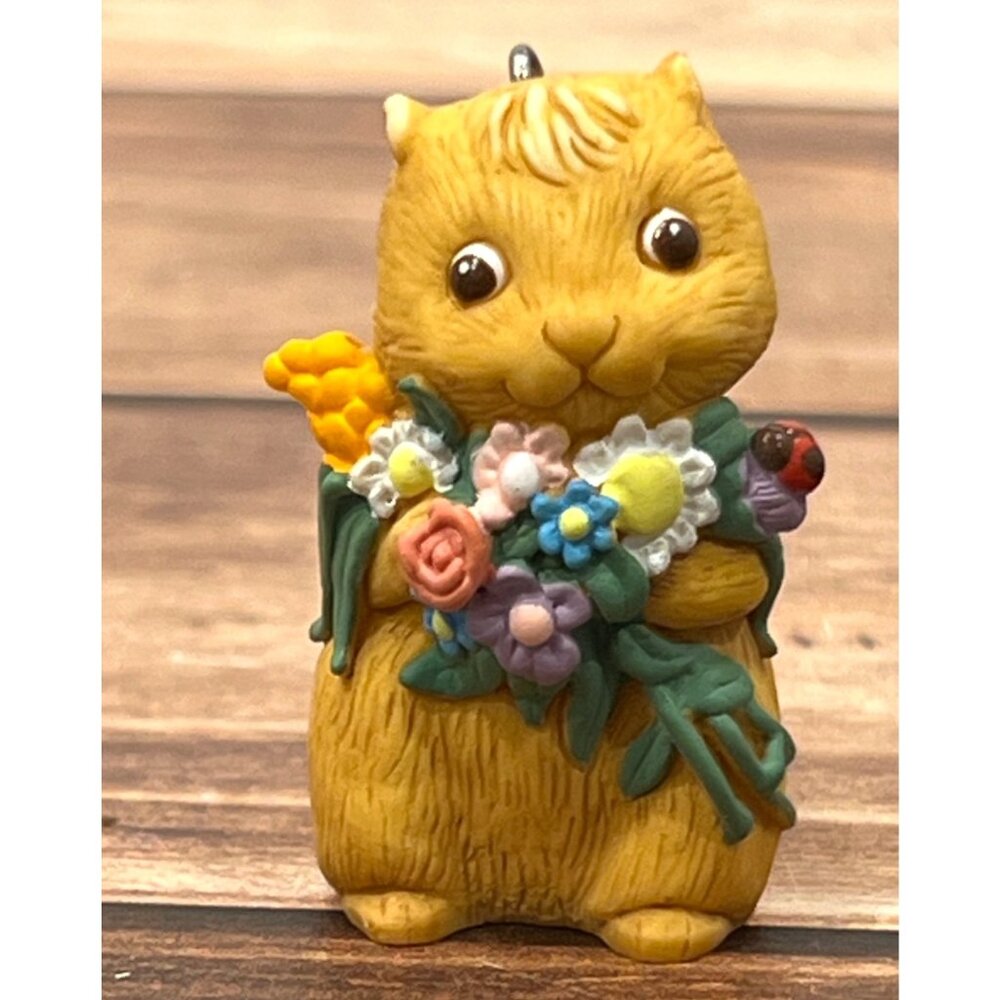 1997 HALLMARK KEEPSAKE ORNAMENT QEO8665 GARDEN CLUB SQUIRREL WITH FLOWERS